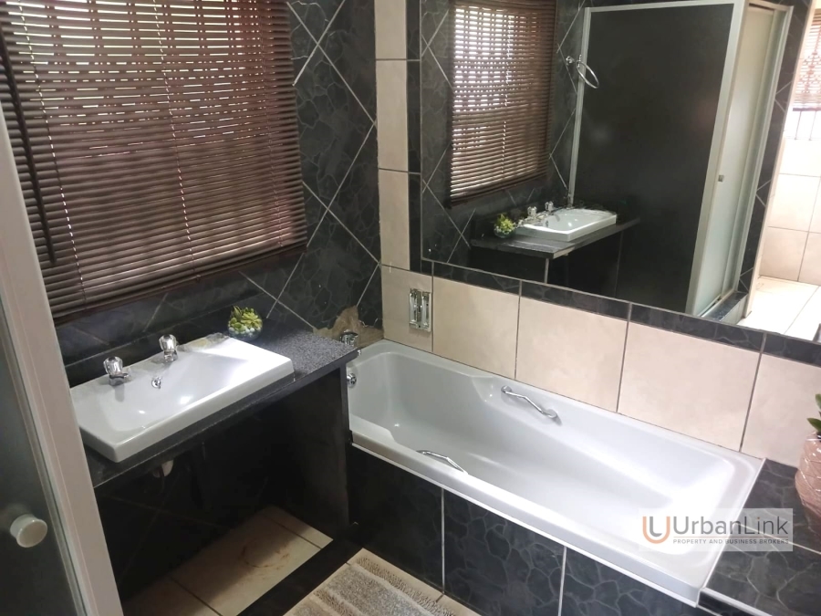 3 Bedroom Property for Sale in Safari Gardens North West